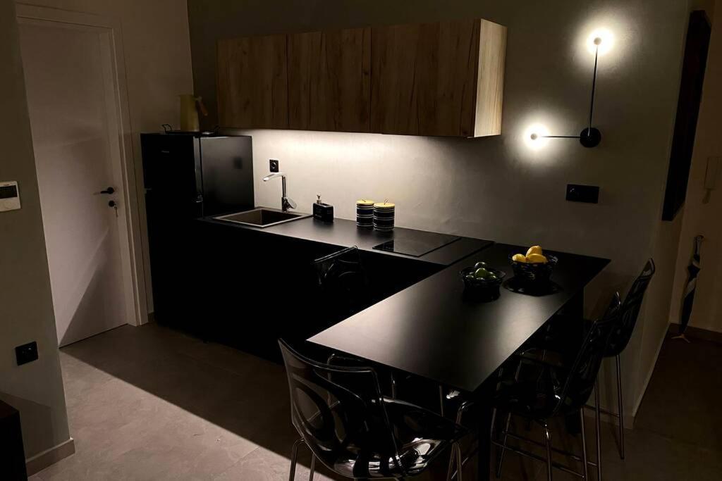 Vyron 1 Elegance Apartment เนอา มิคานิโอนา ภายนอก รูปภาพ