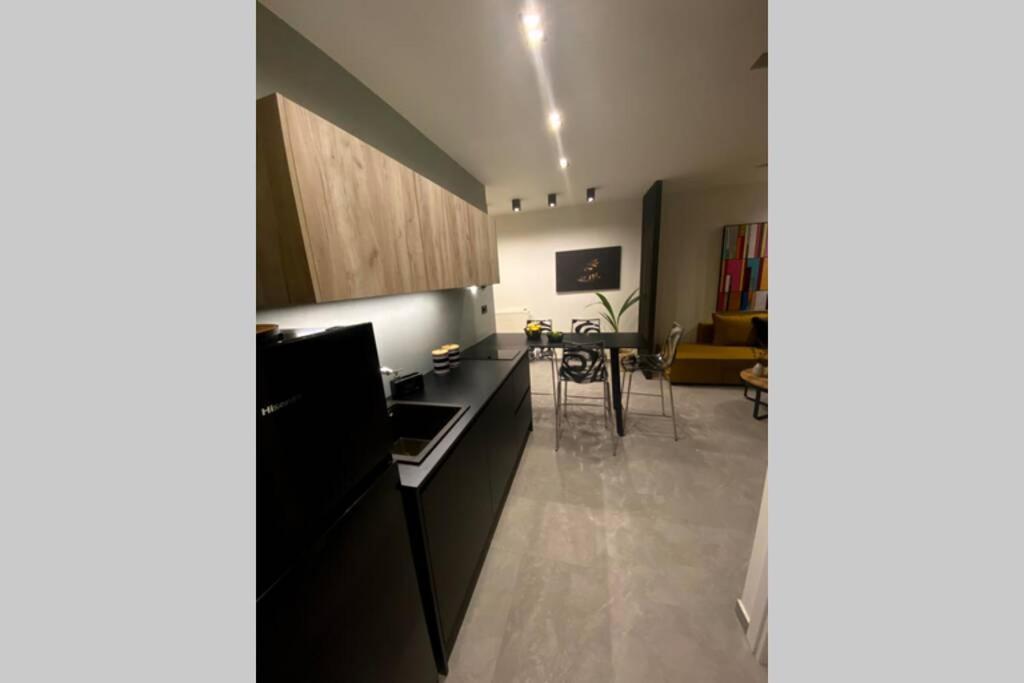Vyron 1 Elegance Apartment เนอา มิคานิโอนา ภายนอก รูปภาพ