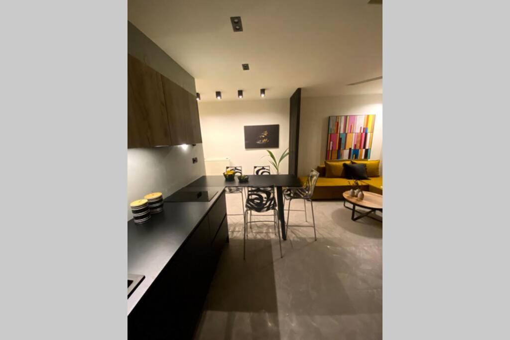 Vyron 1 Elegance Apartment เนอา มิคานิโอนา ภายนอก รูปภาพ