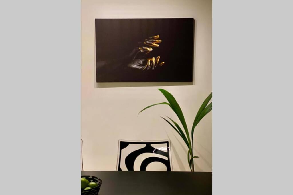 Vyron 1 Elegance Apartment เนอา มิคานิโอนา ภายนอก รูปภาพ