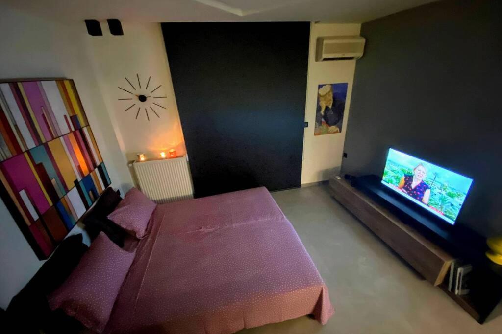 Vyron 1 Elegance Apartment เนอา มิคานิโอนา ภายนอก รูปภาพ